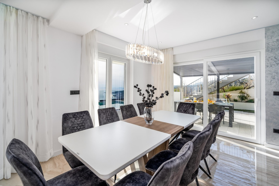 A fully equipped kitchen with all the amenities that a modern guest needs for a very comfortable stay