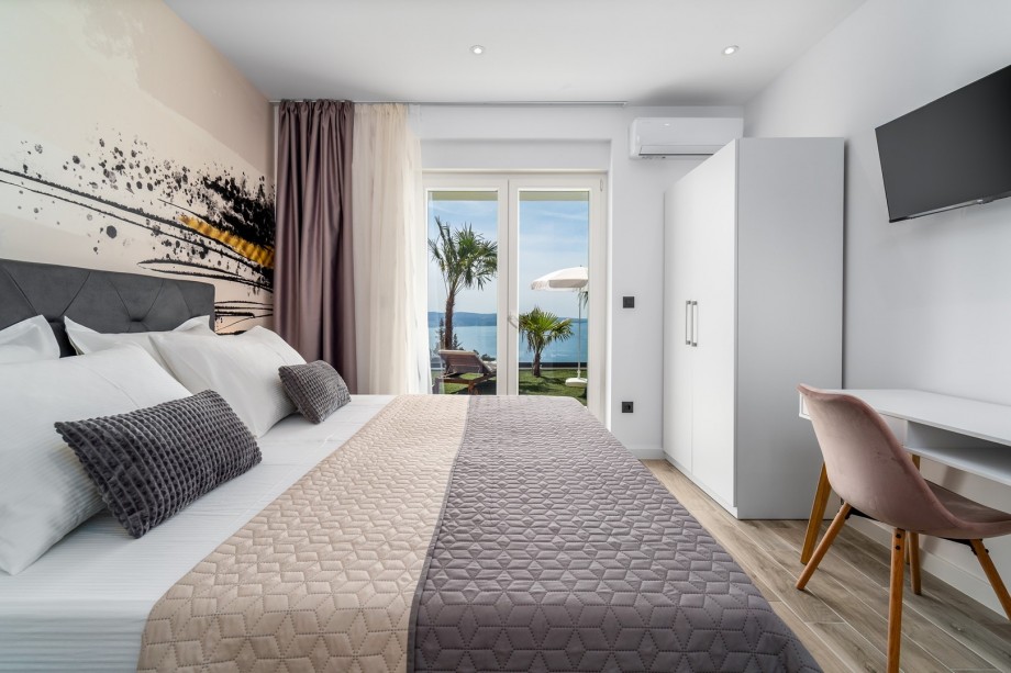 A/C, TV, amazing sea views and exit toward pool area