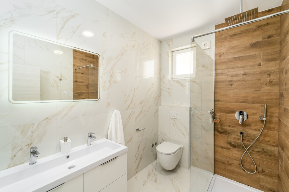 En-suite bathroom with a shower