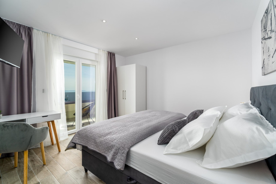 Bedroom No2 with king-size bed, 180x200cm