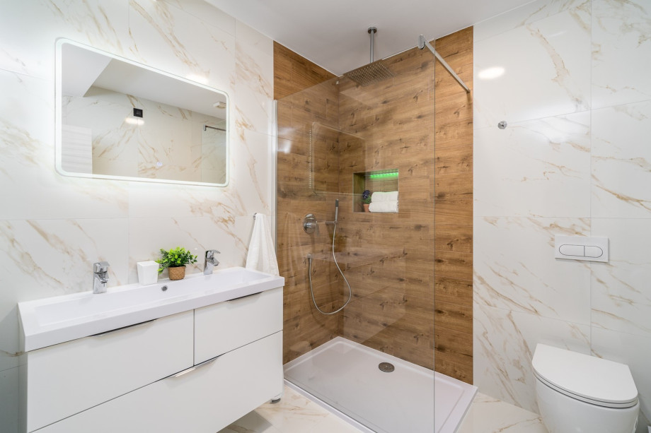 En-suite bathroom with shower