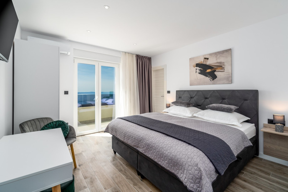 Bedroom No3 with a king-size bed, 180x200cm