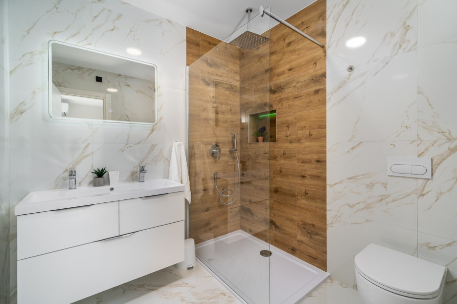 En-suite bathroom with shower