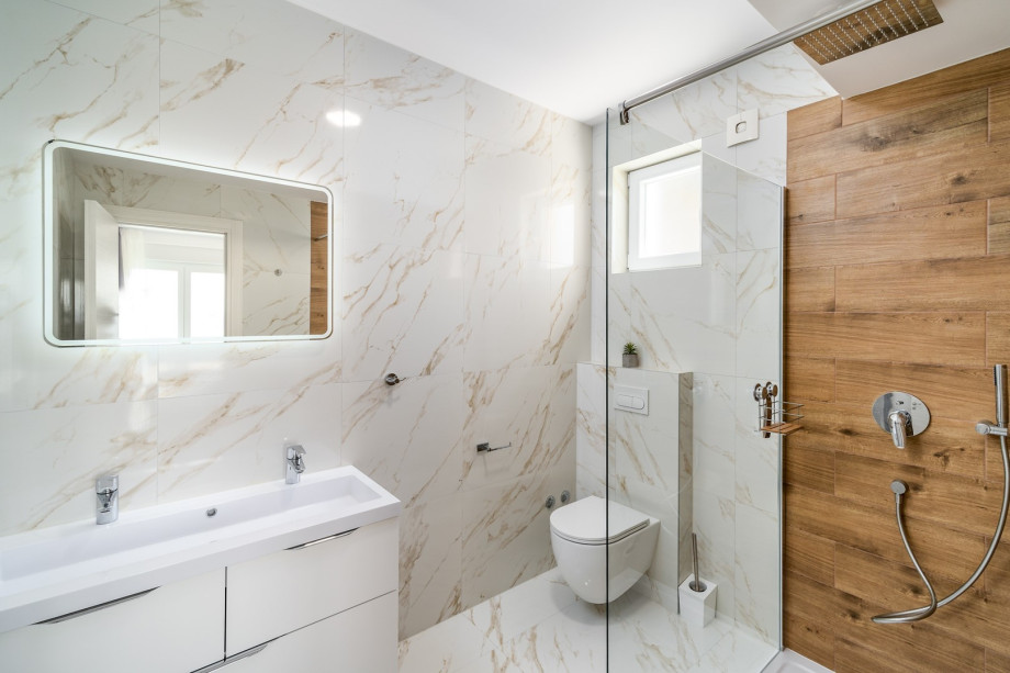 En-suite bathroom with a shower