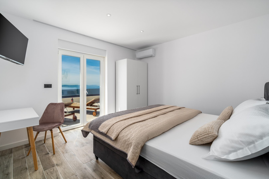 Master bedroom No5 with king size bed 180cmx200cm