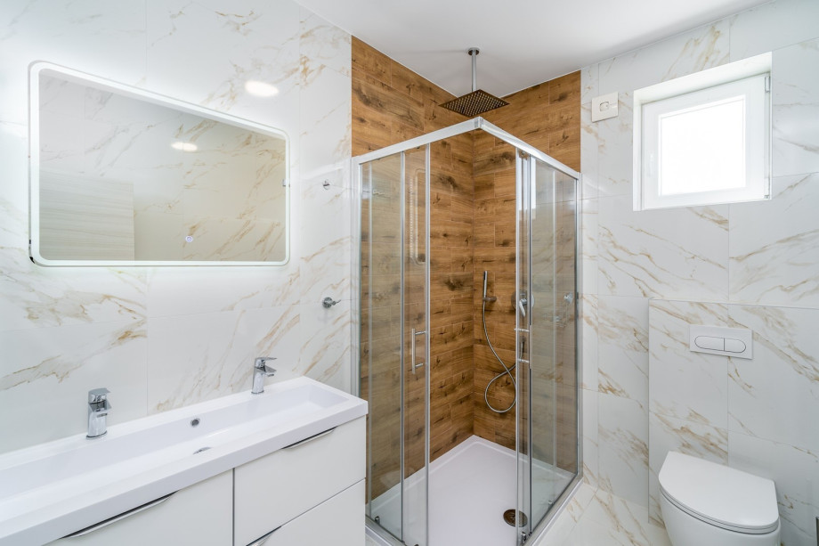 Eb-suite bathroom with a shower