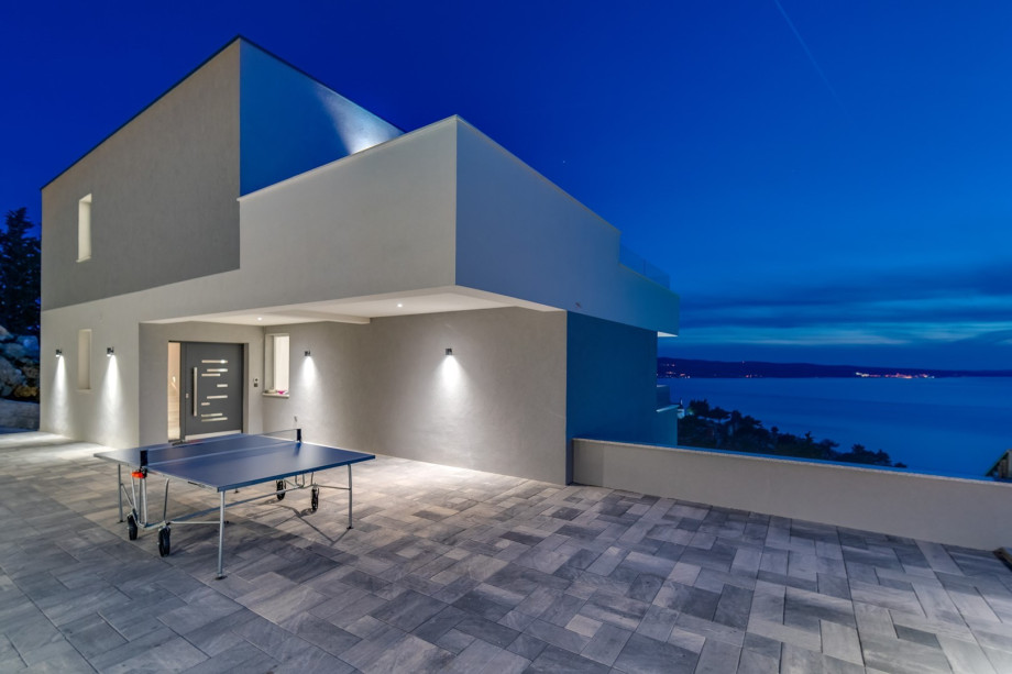 Behind the house is a terrace with outdoor table tennis, a swing and a slide for your youngest.