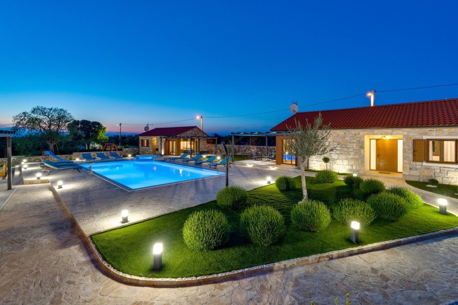 New! Promina luxury villa with 72sqm Heated Pool, Jacuzzi, Infrared Sauna, Tennis court, Media room