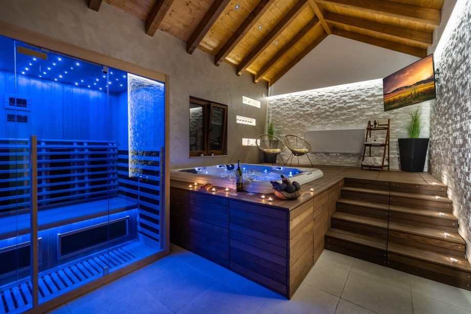 Offers a Infrared Sauna for 5 people, a Hot-Tub (Jacuzzi) for 5 people
