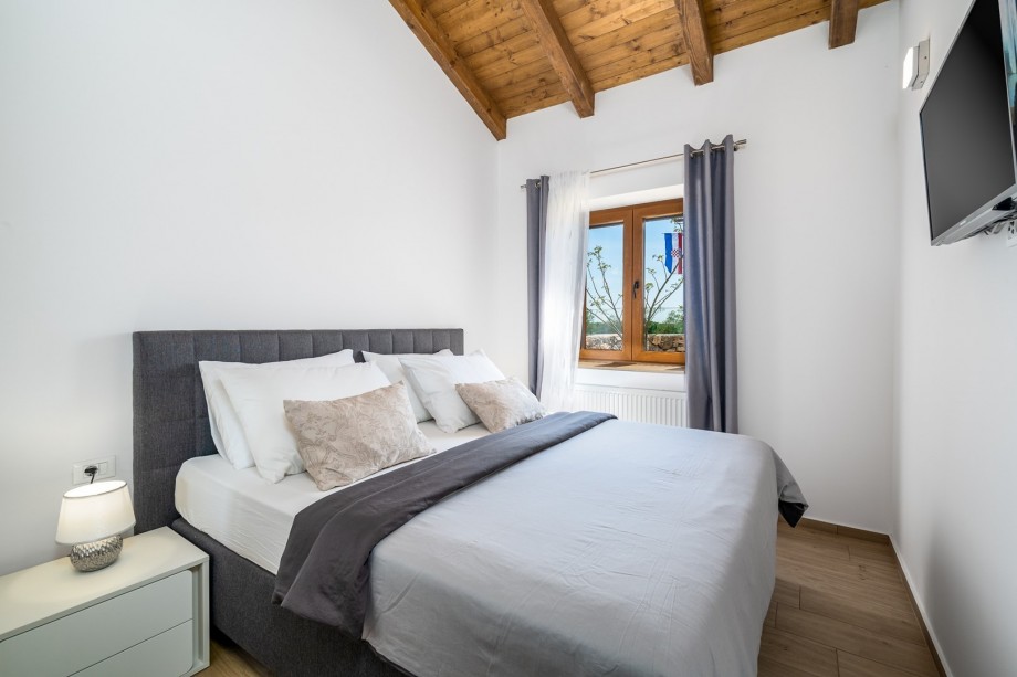 Bedroom NO1 with-king size bed 180x200cm, A/C, TV, views on the sun deck area.