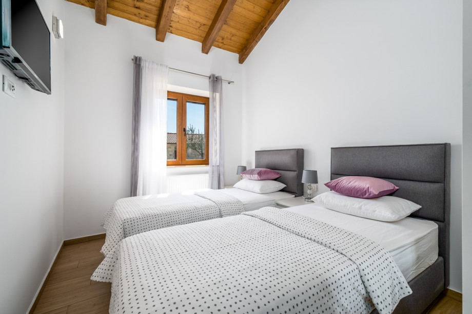 Bedroom NO2 with two single beds 90x200cm, A/C,TV and views on the sun deck area and pool