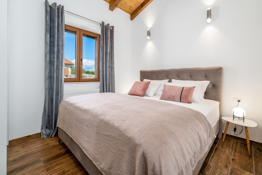 Bedroom NO3 with king-size bed 180x200cm, A/C, TV, views on the sun deck area and pool