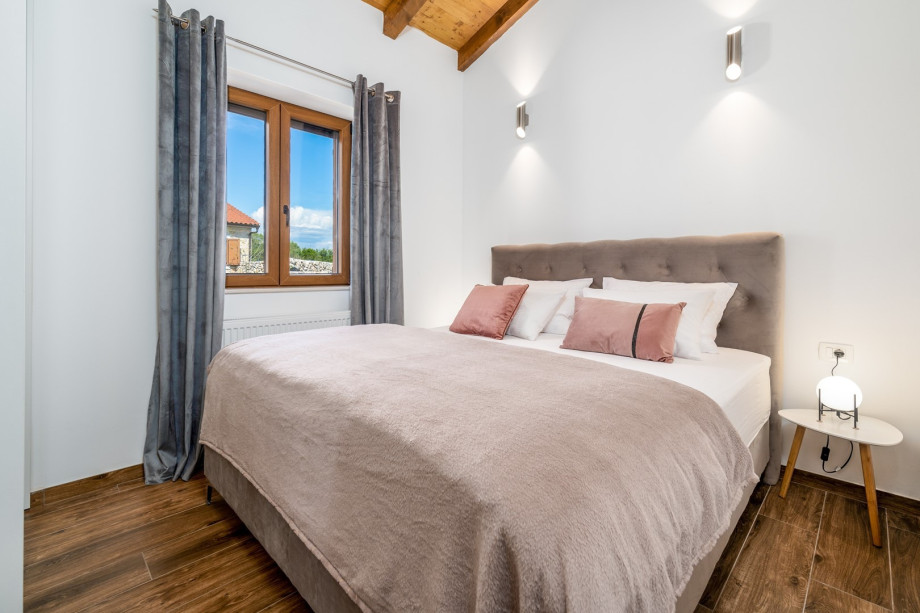 Bedroom NO3 with king-size bed 180x200cm, A/C, TV, views on the sun deck area and pool