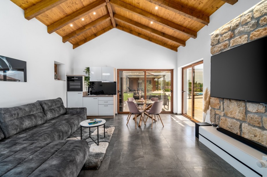 It is equipped with the smart TV, sound bar and speakers, PS4 and comfy sofa