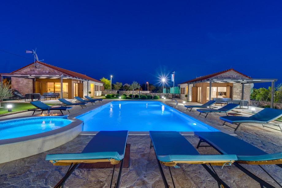 A heated swimming pool 12m x 6m with attached jacuzzi