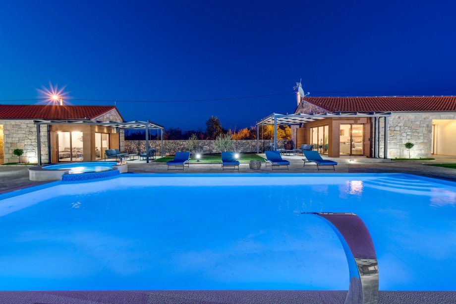 Spacious sun deck area with 10 deck chairs, 3 covered lounge areas in front of the living rooms