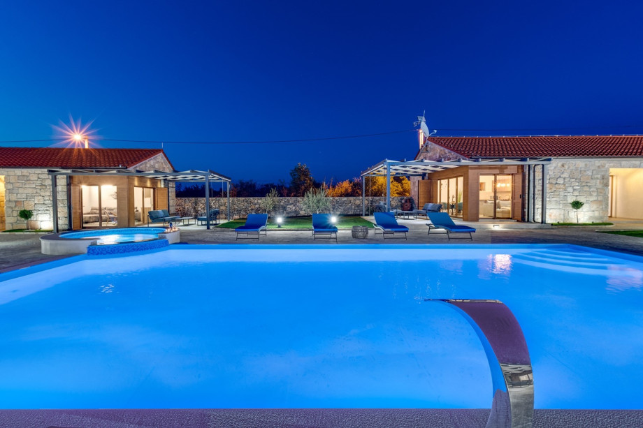 Spacious sun deck area with 10 deck chairs, 3 covered lounge areas in front of the living rooms