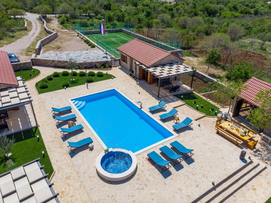 3.500sqm fenced property, 4 bedrooms, 4 bathrooms, 3 living rooms and 3 kitchens,  summer kitchen