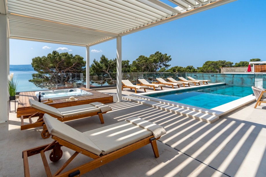 The outdoor area also offers: 33 sqm Heated private pool, a Jacuzzi, and amazing views of the Adriatic Sea