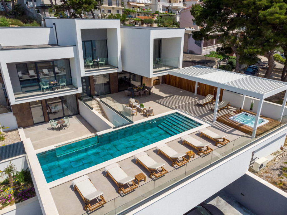 The property size is 660 sqm and is fully fenced (the villa itself is 290sqm)