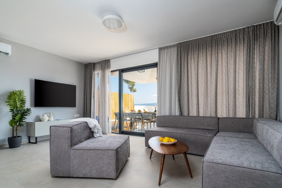 The ground floor (pool level) offers a spacious and very nicely decorated living area with TV, WiFi, A/C