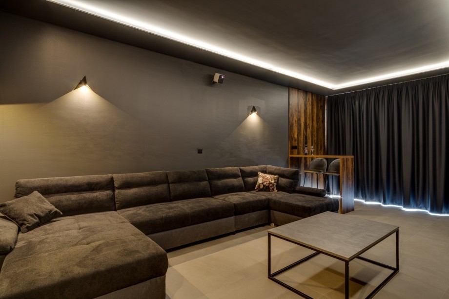 The whole property is fully covered with Wi-Fi