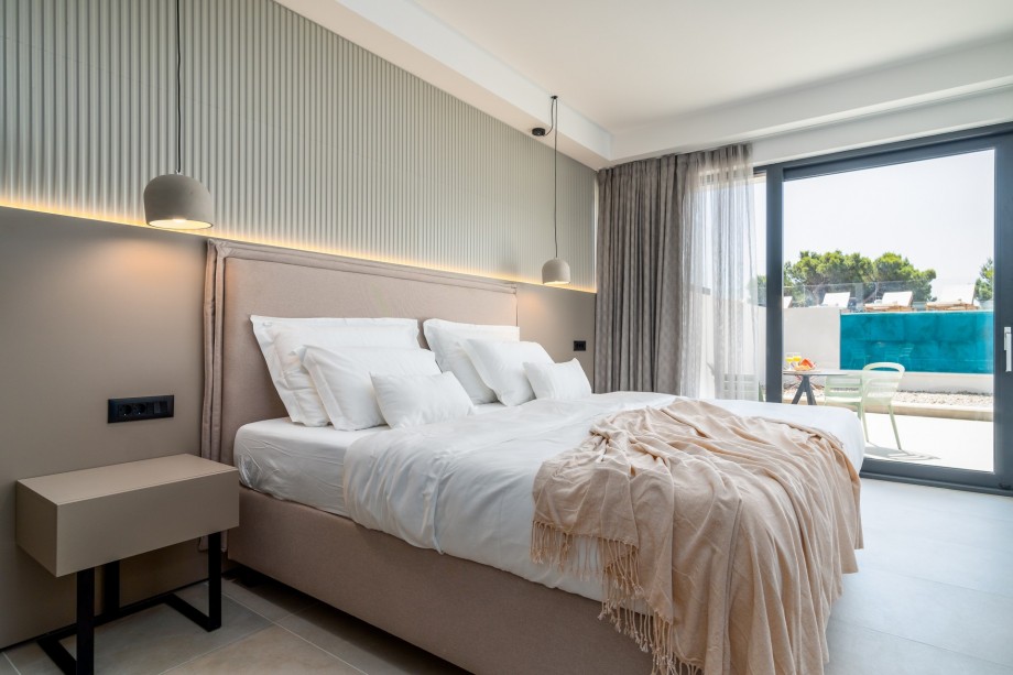 The lower ground floor offers a spacious Bedroom No1 with a king-size bed 180x200cm