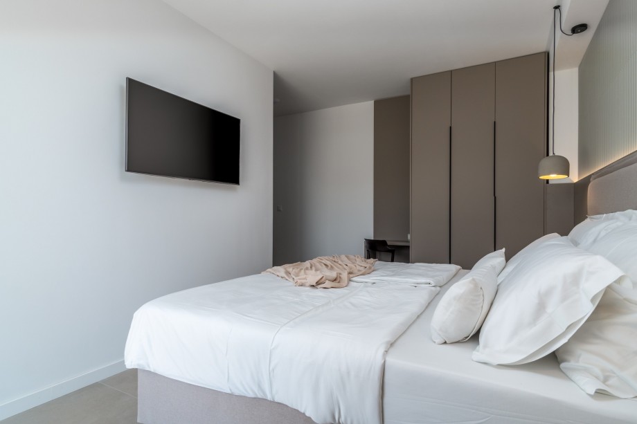 Bedroom No1 also offers an en-suite bathroom with shower, A/C, TV