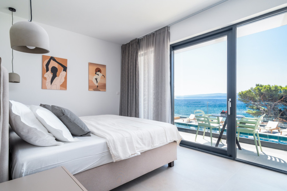 The internal staircase takes you to an upper ground floor (mezzanine) with a Master bedroom No2