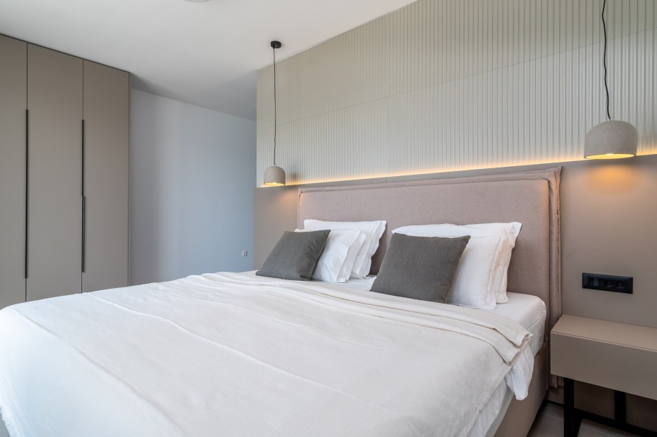 Master bedroom No2 with a king-size bed 180x200cm A/C, an en-suite bathroom with a shower