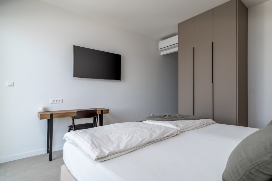 Bedroom No3 also offers an en-suite bathroom with shower, A/C, TV