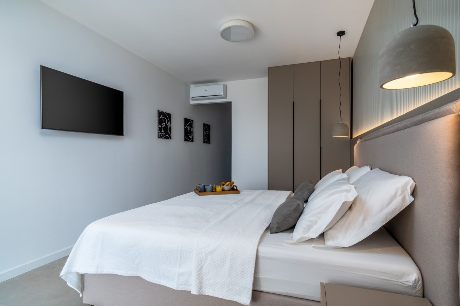 Bedroom No4 also offers an en-suite bathroom with shower, A/C, TV