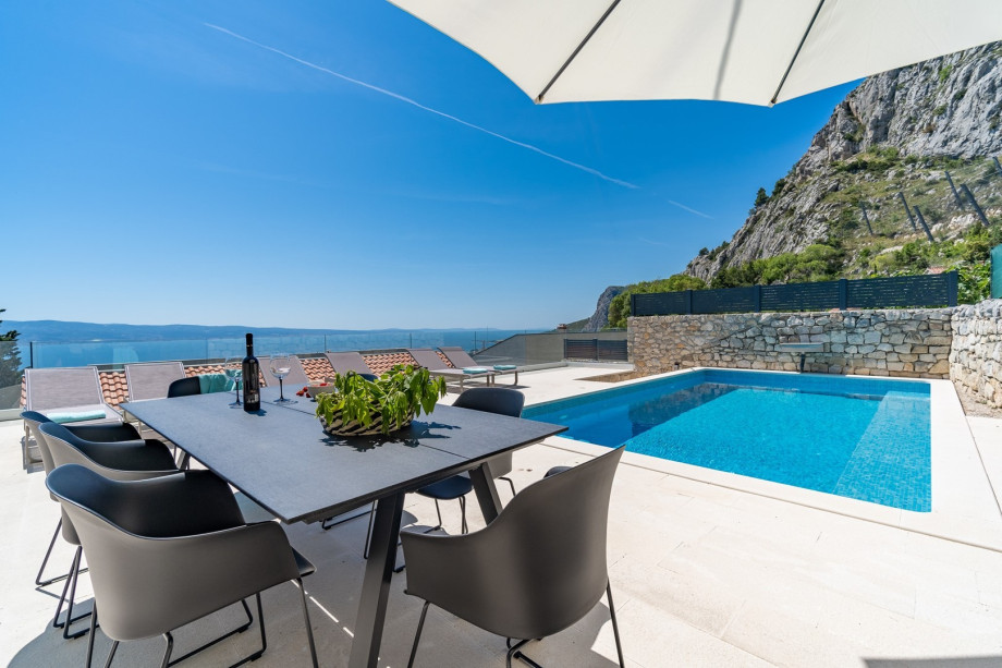 Stylish property with 2 living areas, 2 kitchens,  4 bathrooms, a Media room, only 2,5km from town Omiš