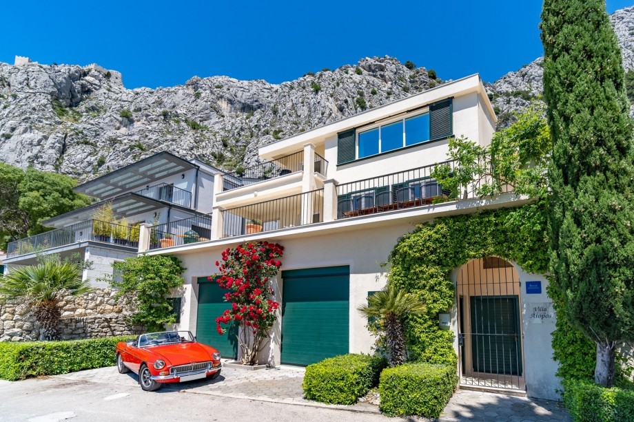 It is renovated with high standard and tastefully decorated villa, organized on 3 levels and located on the mountainside above small Mediterranean town Omiš (2,5km)