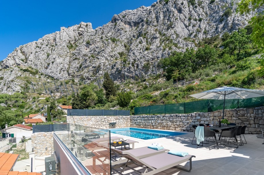 The OUTDOOR - pool level, the 3rd floor level. The heated private pool  7m x 4m features hydro-massage and has a sophisticated led colored lighting system to enjoy the evening swims