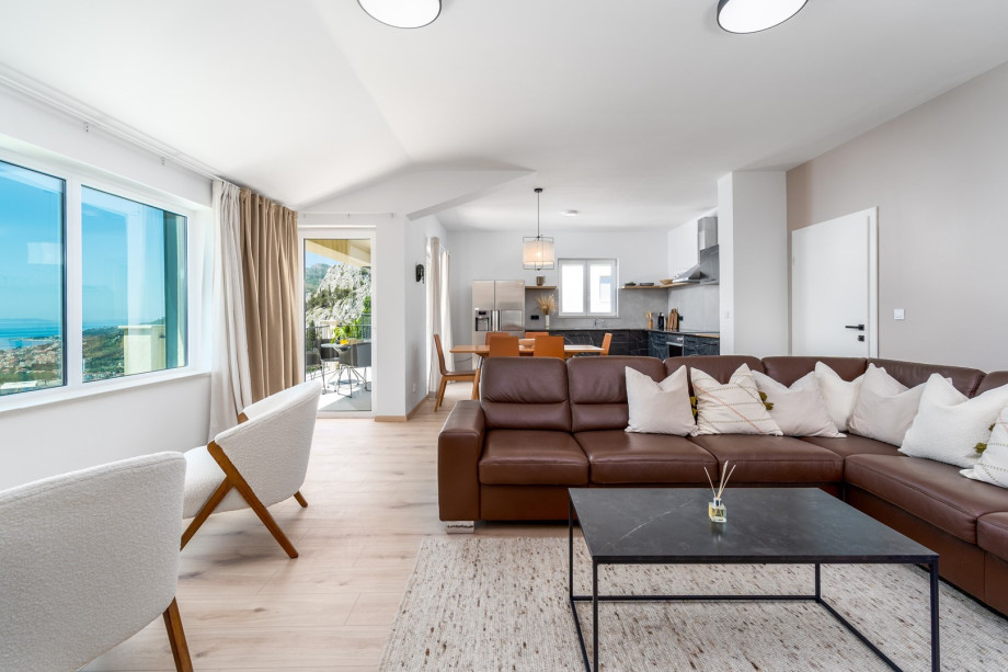 Dining area with exit to a terrace with sea views, Family bathroom with a shower, toilet and a bidet, and another smaller family bathroom with a shower and a toilet.