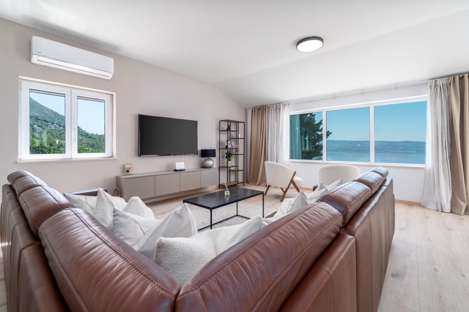 It is renovated with high standard and tastefully decorated villa, organized on 3 levels and located on the mountainside above small Mediterranean town Omiš (2,5km). With 250sqm of the living