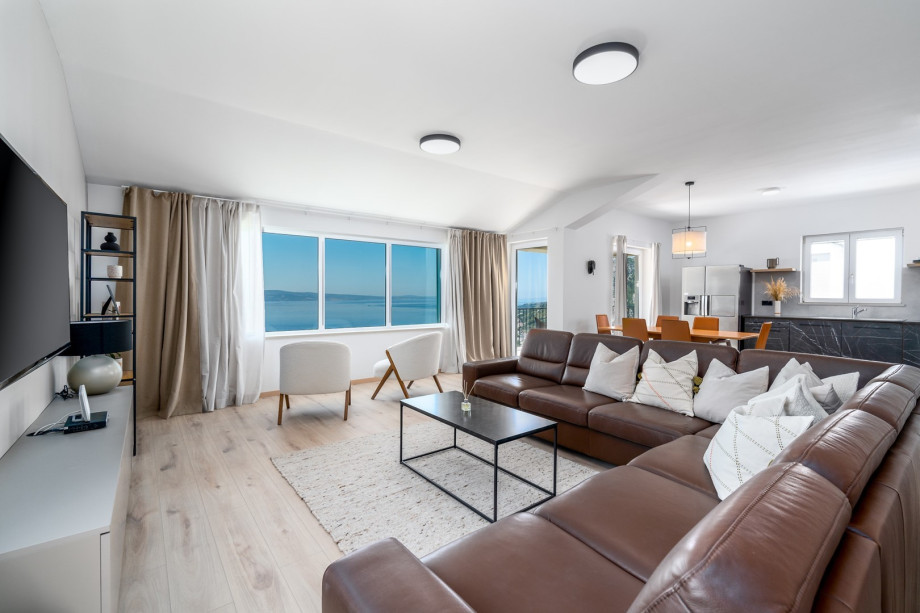 Fully equipped kitchen (the oven, hob, dishwasher, Dolce Gusto coffee machine, microwave, and an American style fridge freezer with an inbuilt ice making dispenser...and more), dining area wi