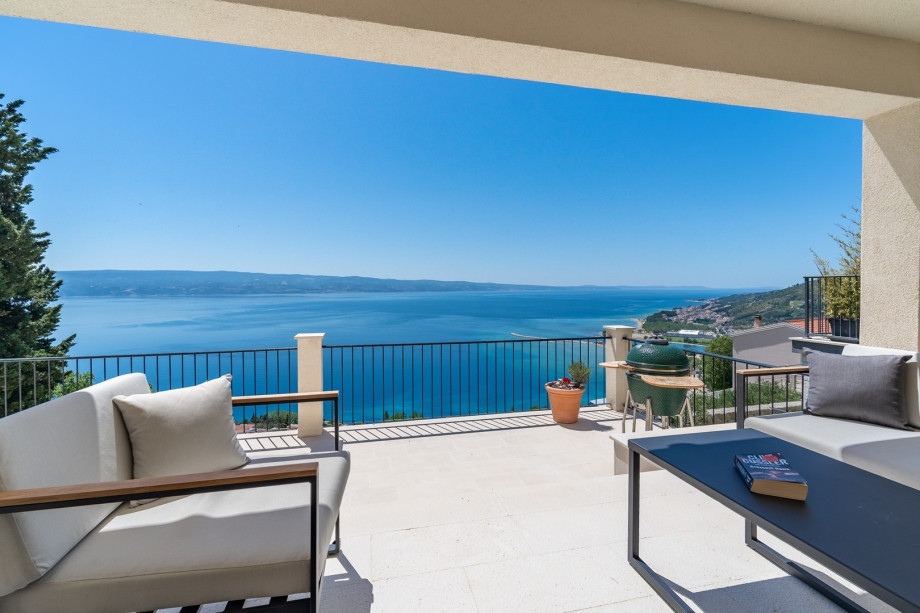 There is also a lounge corner for relaxing with a glass of wine in the evenings or having a morning coffee with spectacular sea views. There is an outdoor table tennis at your disposal too.