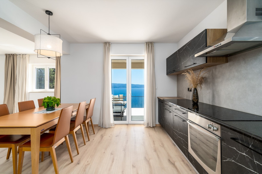 The 1st floor (with separate entrance) offers a spacious living area (40sqm) with comfortable sofa, TV, A/C, a panoramic window, a fully equipped kitchen (the oven, hob, dishwasher, Dolce Gus