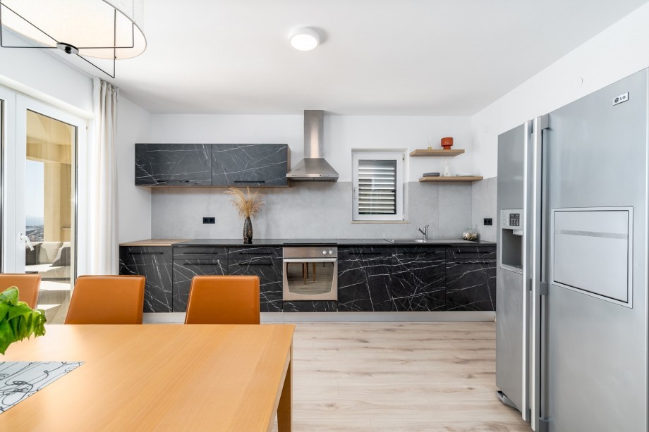 Fully equipped kitchen (the oven, hob, dishwasher, Dolce Gusto coffee machine, microwave, and an American style fridge freezer with an inbuilt ice making dispenser...and more)