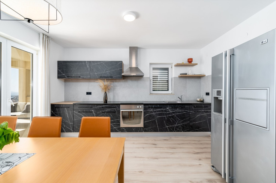 Fully equipped kitchen (the oven, hob, dishwasher, Dolce Gusto coffee machine, microwave, and an American style fridge freezer with an inbuilt ice making dispenser...and more)