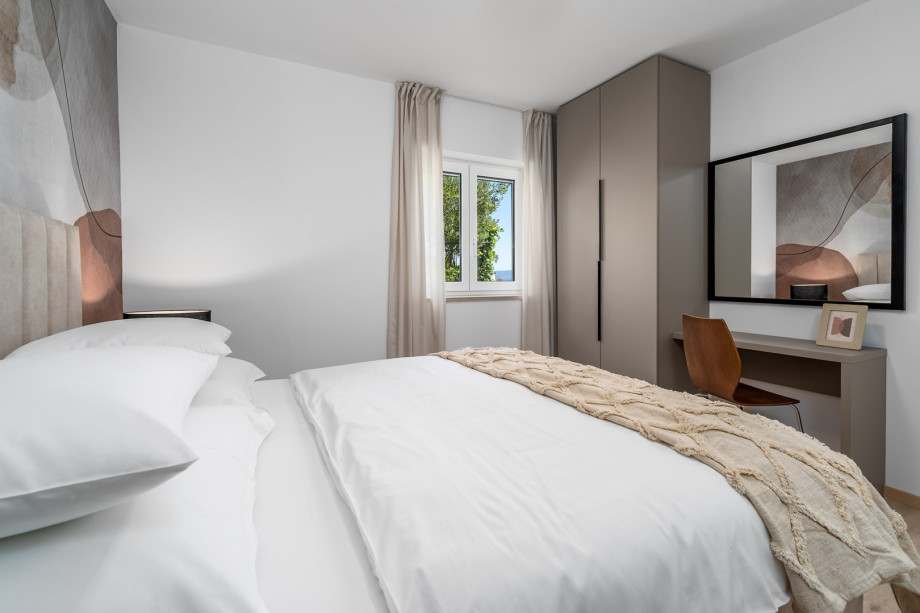 Bedroom No4 (12sqm) with queen size bed 160cm x 200cm, A/C