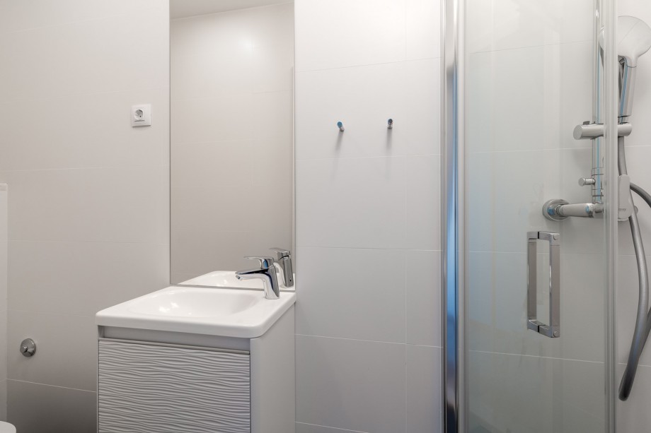 smaller family bathroom with a shower and a toilet.