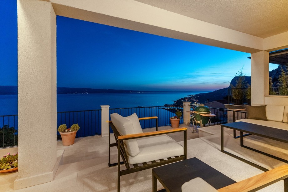 lounge corner for relaxing with a glass of wine in the evenings or having a morning coffee with spectacular sea views