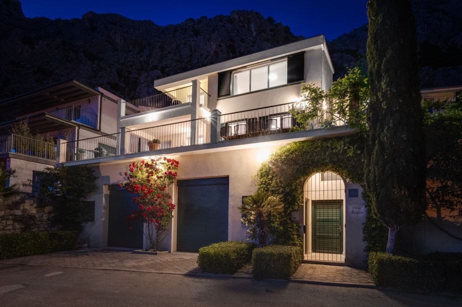 Stylish property with 2 living areas, 2 kitchens,  4 bathrooms, a Media room, only 2,5km from town Omiš