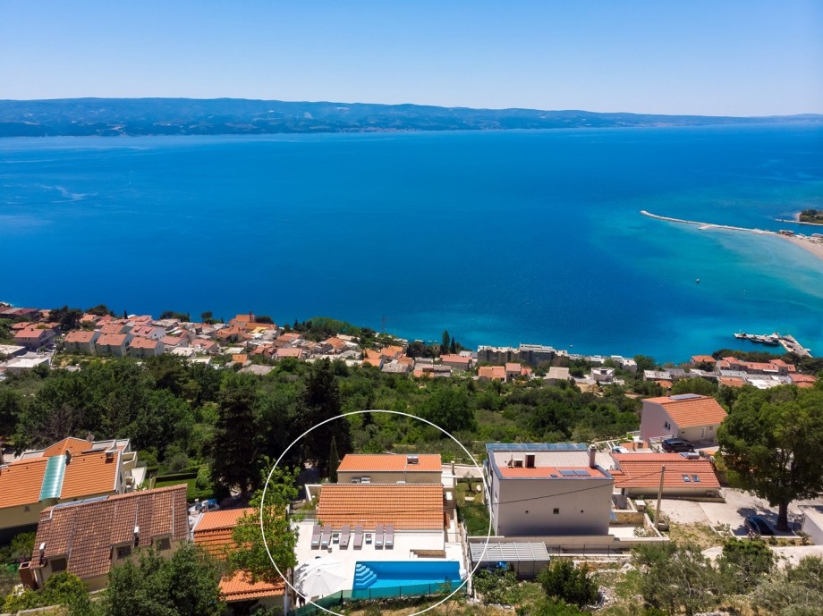 It is renovated with high standard and tastefully decorated villa, organized on 3 levels and located on the mountainside above small Mediterranean town Omiš (2,5km).