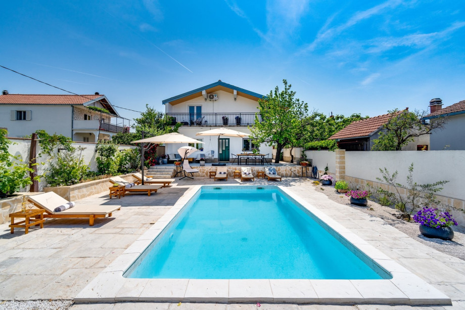 Villa Little Paradise with a private pool, 4 bedrooms, 2 living areas, 3km from the beach in Marina