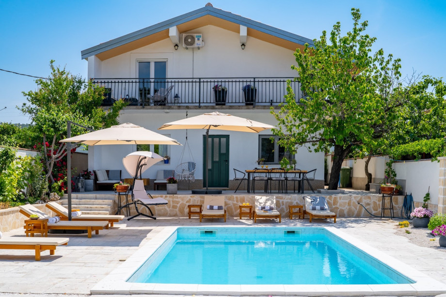 The outdoors offers a private swimming pool 7,5m x 4m