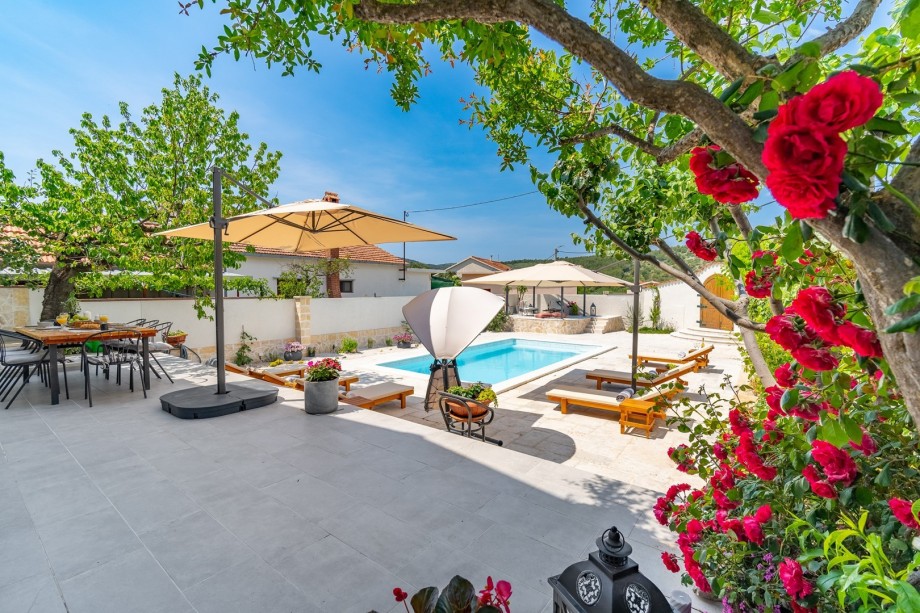 Offers free WiFi and it has air-conditioned living areas on both floors